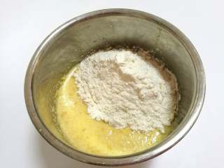 椰香坚果麦芬,将低筋面粉、无铝泡打粉筛入。