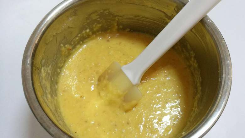 椰香坚果麦芬,用橡皮刮刀翻拌均匀，拌到面糊全部湿润即可。