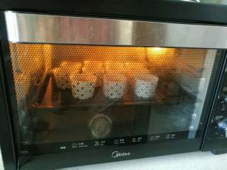 椰香坚果麦芬,烤箱180度预热，中层烤约20分钟左右。
