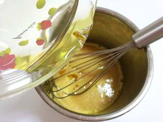 椰香坚果麦芬,加入葵花籽油。
