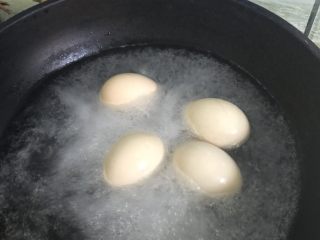 啤酒卤蛋,水开后转小火继续煮10分钟把鸡蛋煮熟