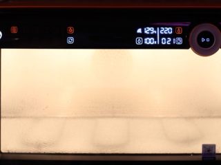 红酒桂圆“水滴💧”软欧,烤箱开蒸汽，预热220度。