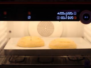 南瓜麻薯红豆面包,放入烤箱，220度烘烤20分钟。