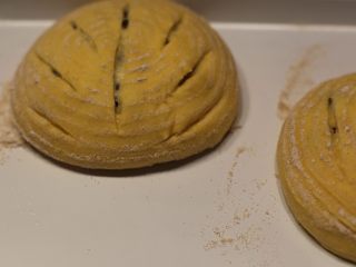 南瓜麻薯红豆面包,发酵好的面团取出，割出纹路。