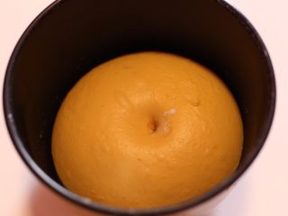南瓜麻薯红豆面包,发酵好的面团两倍大中间戳孔不回缩