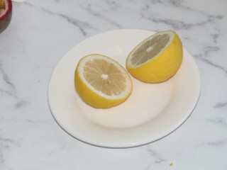 百香果芒果饮,准备一个柠檬