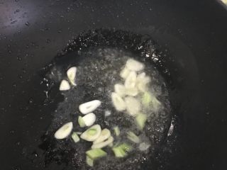 腊肠荷兰豆,锅中留油 下葱段和蒜片炒香