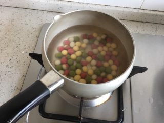 五彩桂花小汤圆,水煮沸后放入小汤圆
煮至汤圆飘起来就熟透了