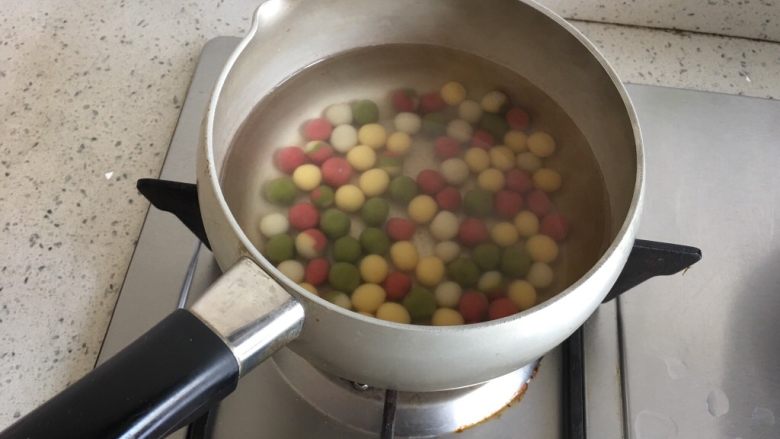 五彩桂花小汤圆,水煮沸后放入小汤圆
煮至汤圆飘起来就熟透了