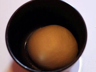 红薯吐司,面团滚圆放入盆中，上覆保鲜膜。