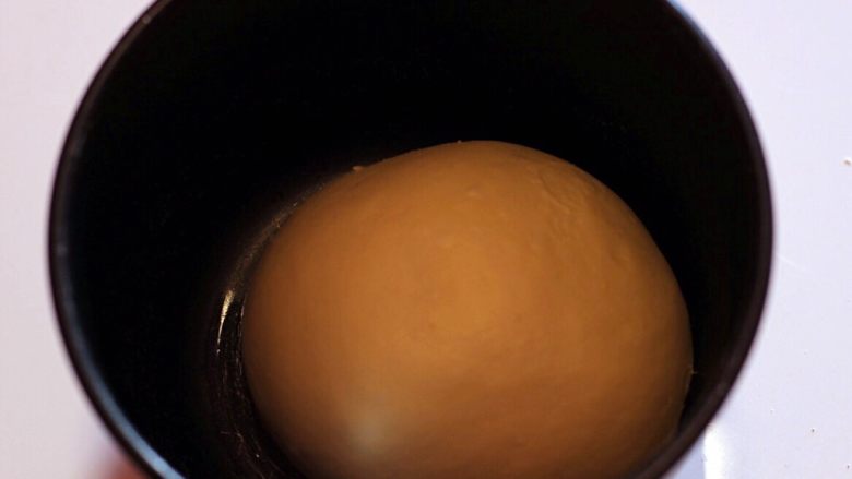 红薯吐司,面团滚圆放入盆中，上覆保鲜膜。