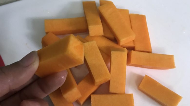 蛋黄焗南瓜,切手指粗细的长条