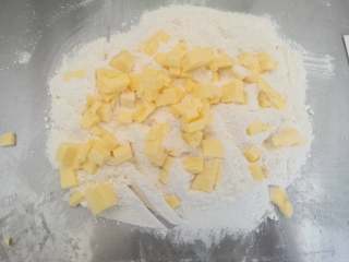 杏仁缤纷水果挞,将冷藏至硬的小块黄油加入粉中
