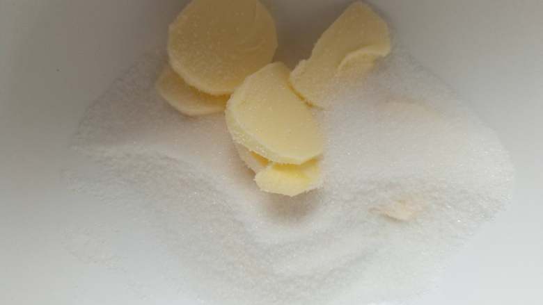 杏仁缤纷水果挞,制作杏仁內馅：室温软化黄油，加入糖粉
