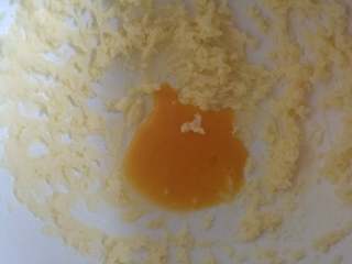 杏仁缤纷水果挞,将蛋液分多次加入黄油，每次都打发均匀后再加下一次
