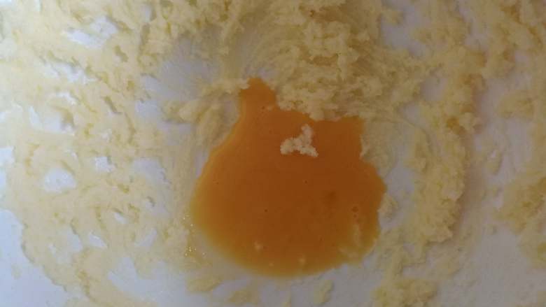 杏仁缤纷水果挞,将蛋液分多次加入黄油，每次都打发均匀后再加下一次
