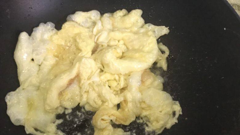 家常素小炒,煎鸡蛋 用筷子搅散 煎好盛出备用