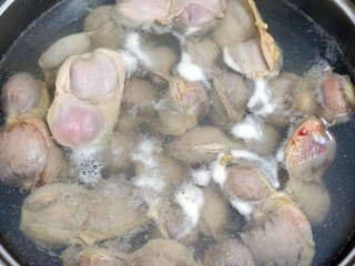 下酒菜-香辣鸡胗,袋装鸡胗买来后先清洗，烧开水焯一下捞出再清洗一下。