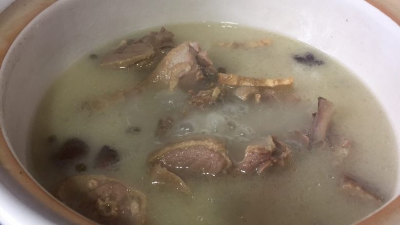 竹笋蘑菇咸鹅汤,炖一个小时后，肉已经熟了，现在把上边的油脂捞出不要，大料也捞出扔掉
