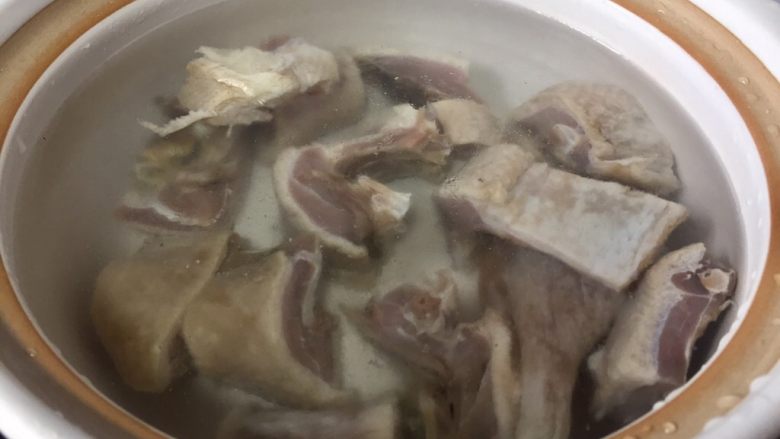 竹笋蘑菇咸鹅汤,咸鹅在水里泡4个小时充分去盐分，然后沸水捞出备用