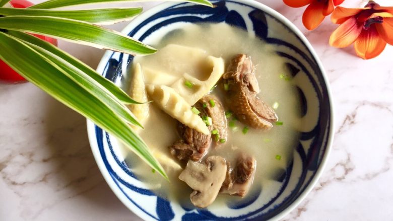 竹笋蘑菇咸鹅汤,端上桌，享用吧……