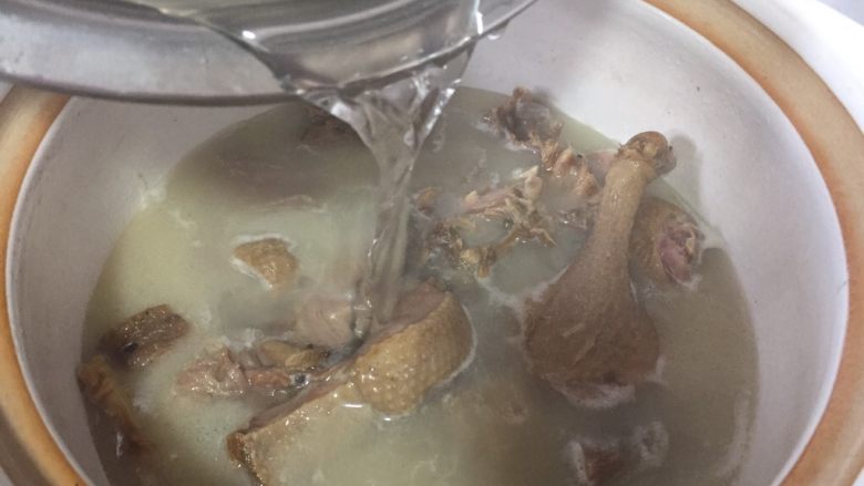 竹笋蘑菇咸鹅汤,然后再加适量的水