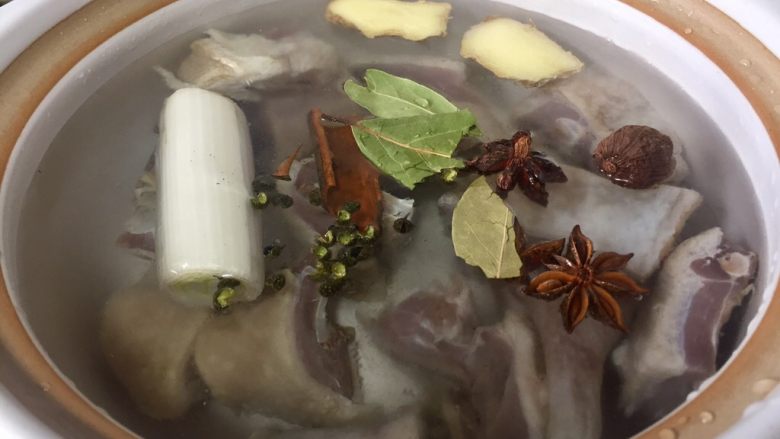 竹笋蘑菇咸鹅汤,锅里放水放入咸鹅，大料和葱姜，料酒