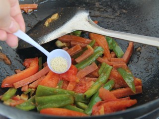 火腿西红柿青椒意面,加一勺鸡精，炒匀，盛出