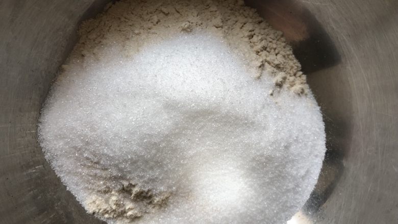 椒盐芝麻牛舌饼,取炒熟的面粉放入容器内加入细砂糖拌匀