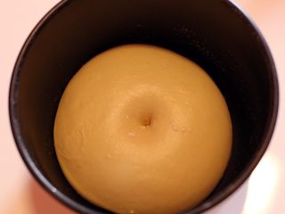 红薯吐司,面团发至俩倍大，中间戳孔不回缩，一发结束。