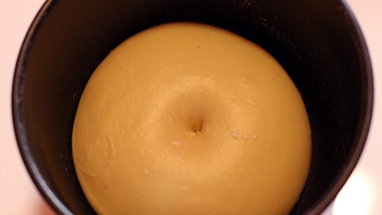 红薯吐司,面团发至俩倍大，中间戳孔不回缩，一发结束。