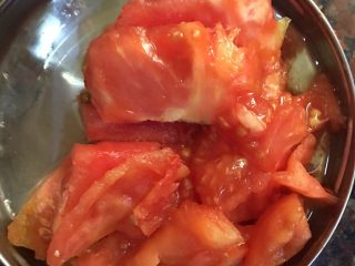 番茄炒菜花,把去皮的番茄切小块