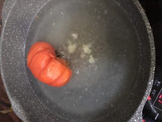 番茄炒菜花,番茄倒入锅中绰水，撕去外皮