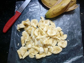 法式甜点~香蕉派,去掉香蕉皮，切碎