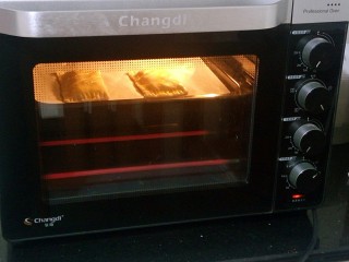 法式甜点~香蕉派,烤箱上下火180°，提前预热十分钟，送入烤盘后烤20分钟。