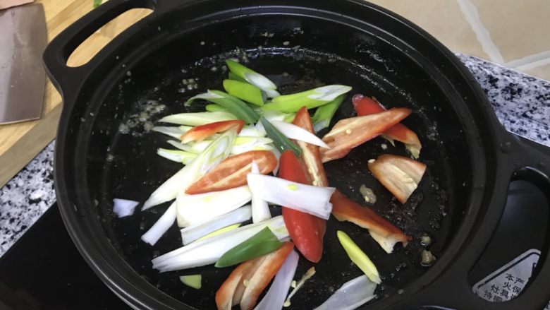 肥牛蘑菇锅—塔吉锅版,放红辣椒和葱炒香