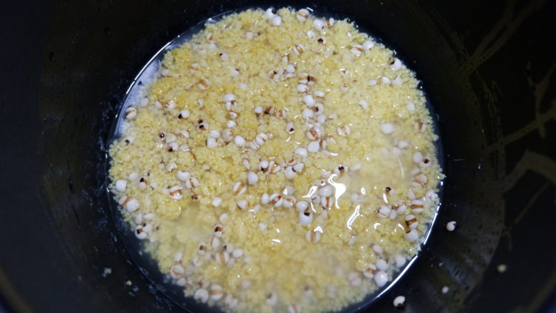 黄白双米沙拉—低脂代餐，健康减肥,将两种米放入锅中，加入适量水，