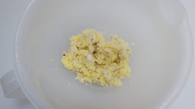黄白双米沙拉—低脂代餐，健康减肥,取一个大容器，放入小米薏米。