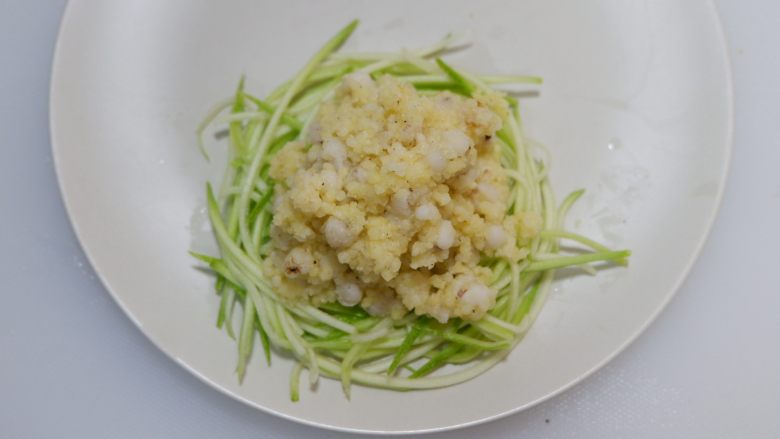黄白双米沙拉—低脂代餐，健康减肥,放入拌好的小米薏米