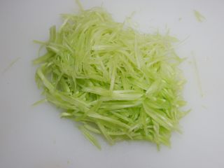 椒香莴苣丝,擦成或者切成细丝。