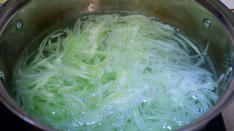 椒香莴苣丝,将莴苣丝放入焯水20秒以内。