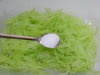 椒香莴苣丝,沥干水，加入少许盐腌制片刻。
