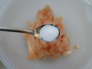 韭黄滑鸡丝,找一个容器，将鸡丝放入，加入少许盐。