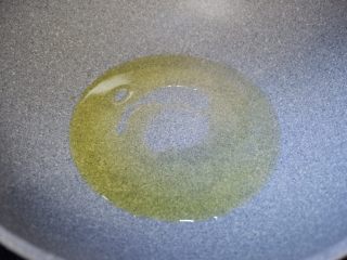 韭黄滑鸡丝,锅中热油，烧至5成热。