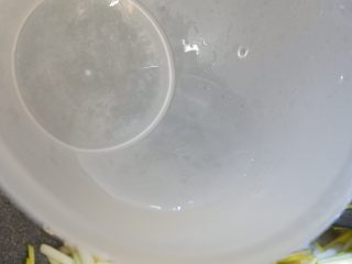 韭黄滑鸡丝,然后加入少量清水。
