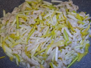 韭黄滑鸡丝,翻炒均匀断生即可出锅。