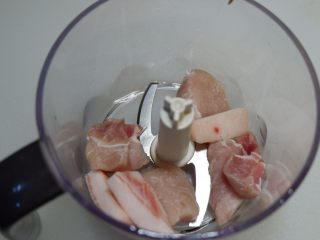 软嫩鲜香豆腐,猪肉洗净切成小块，放入料理机