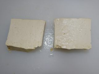 软嫩鲜香豆腐,豆腐对半切开。