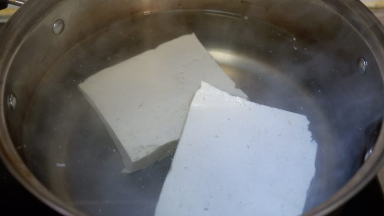 软嫩鲜香豆腐,锅中烧开水，将豆腐放入焯1分钟