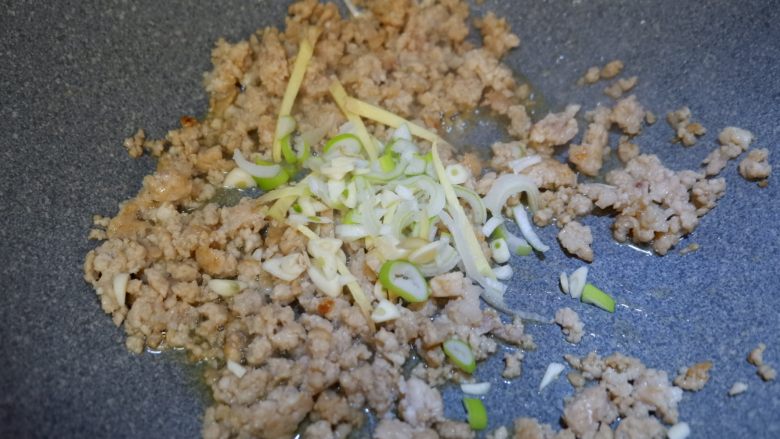 软嫩鲜香豆腐,肉末变色后放入葱姜蒜